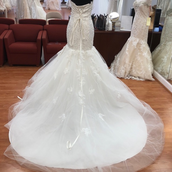 Ivory wedding gown with rhinestones and corset tie - Picture 4 of 7